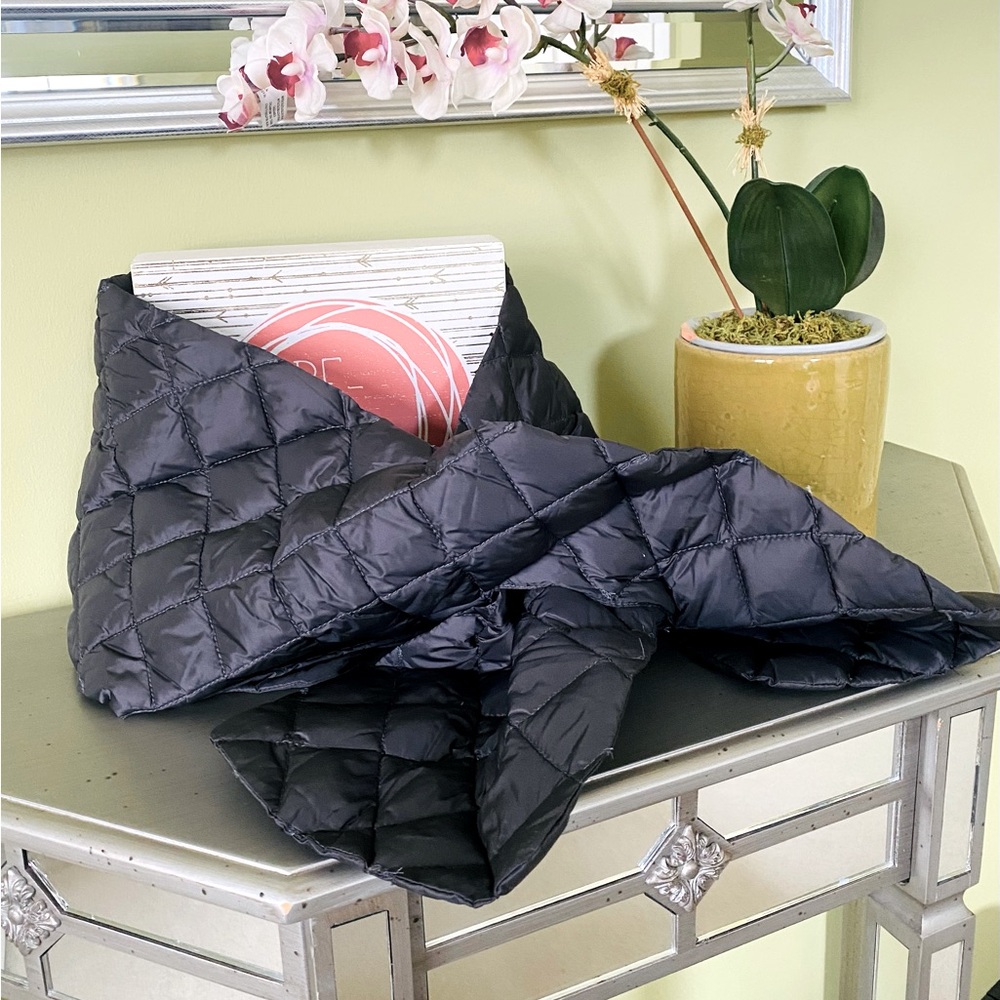 NWT duvet packable scarf. Unisex